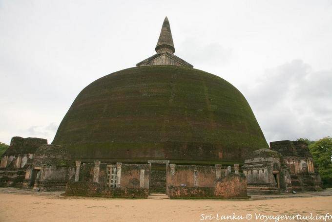 Terrasse et Vahalkadas du plus grand stupa de Polonnaruwa, Rankot Vihara - Ceylan Sri Lanka