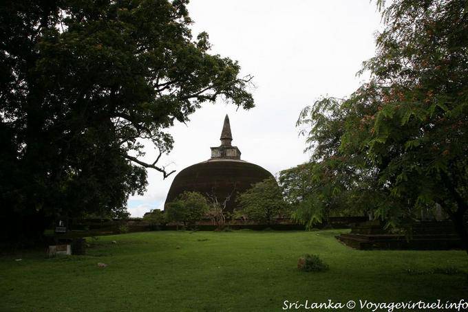 Découverte du haut du dagoba Rankoth Vehera, Polonnaruwa - Ceylan Sri Lanka