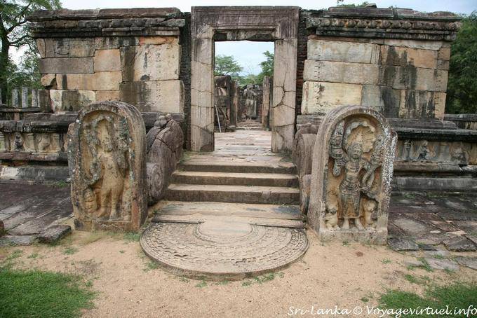 Extérieur de l'Hatadage, Terrasse de la Dent, Polonnaruwa - Ceylan Sri Lanka