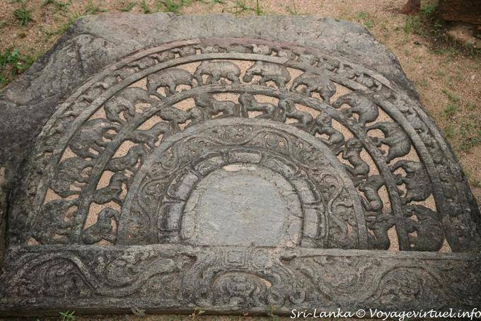 Sandakada pahana (lune de pierre) à une des entrées du Polonnaruwa Vatadage ou Terrasse de la Dent - Ceylan Sri Lanka