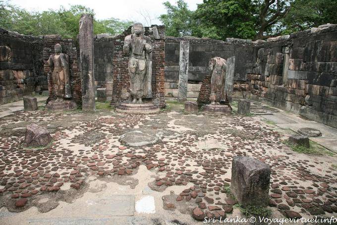 Statues à l'intérieur de l'Hatadage, Sacred Tooth relic temple, Polonnaruwa - Ceylan Sri Lanka
