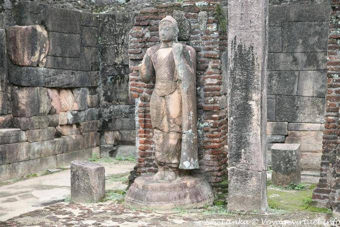 Bouddha debout situé sur la Terrasse de la dent ou Hatadage, Polonnaruwa - Ceylan Sri Lanka