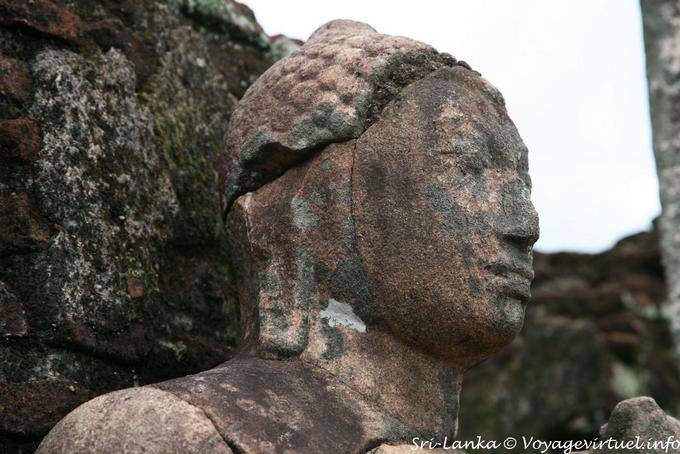 Gros-plan sur le profil d'une des statues de l'Hatadage, Polonnaruwa - Ceylan Sri Lanka