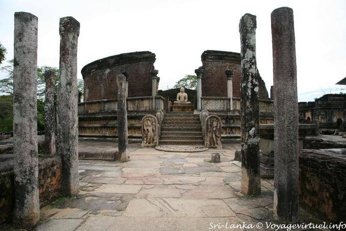 Temple du Vatadage depuis sa seconde terrasse ronde de 18m de diamètre, Polonnaruwa - Ceylan Sri Lanka