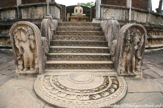 Une des quatre entrées du Vatadage, Polonnaruwa - Ceylan Sri Lanka