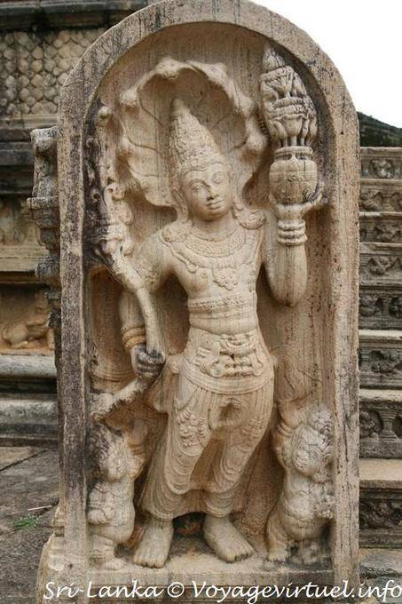 Sculpture dans niche à une des entrées du Polonnaruwa Vatadage - Ceylan Sri Lanka