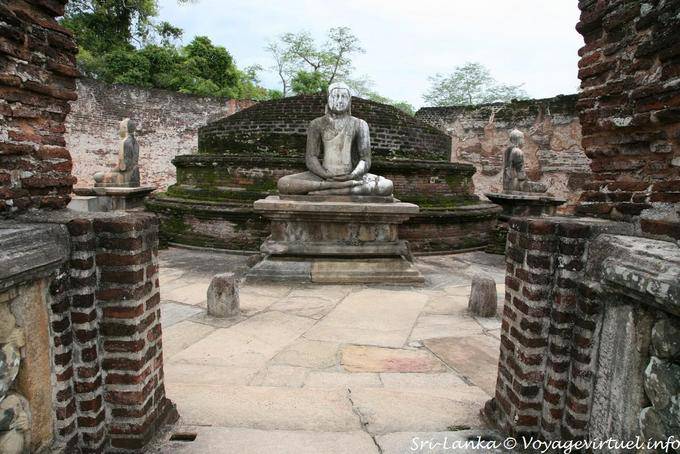 Trois des quatre bouddhas assis sur la seconde terrasse, Vatadage, Polonnaruwa - Ceylan Sri Lanka