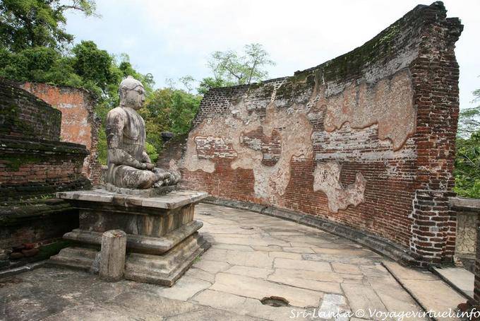 Autre bouddha en Dhyāna mudrā (méditation), Vatadage, Polonnaruwa Terrasse de la Dent - Ceylan Sri Lanka