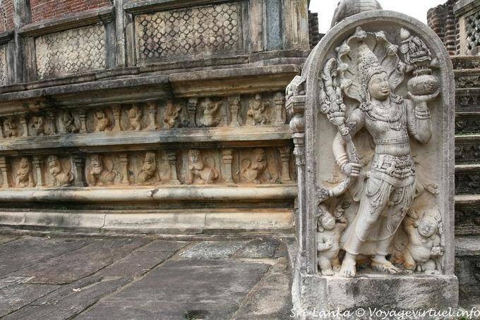 Décoration extérieure de la seconde terrasse, Vatadage, Polonnaruwa: - Ceylan Sri Lanka