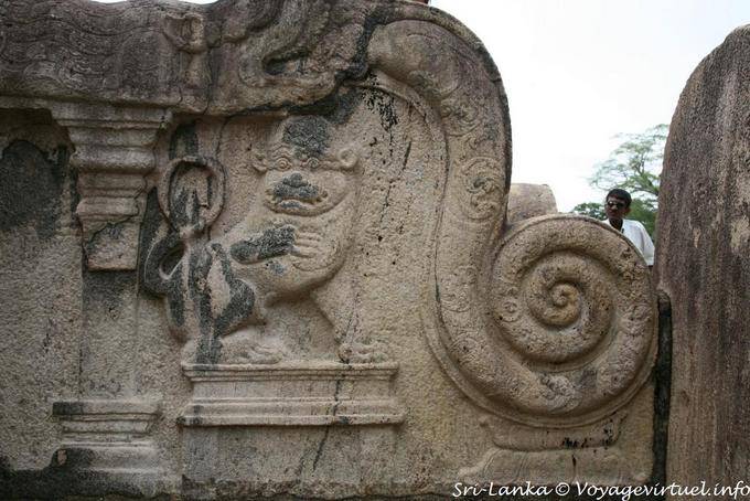 Drôle de lion sur la rampe de l'escalier du temple Vatadage, Polonnaruwa - Ceylan Sri Lanka