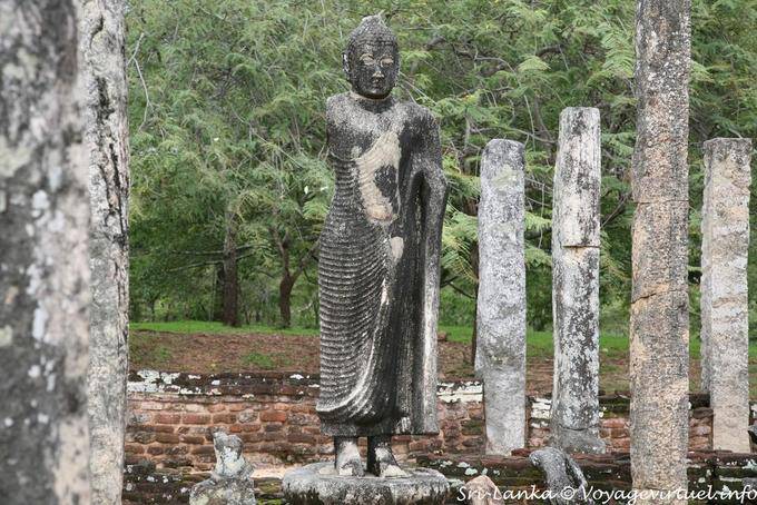 Bouddha debout au milieu des colonnes, Terrasse de la Dent, Polonnaruwa - Ceylan Sri Lanka