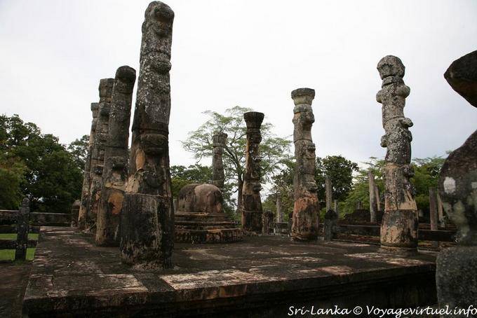 Colonnes usées et petit stupa dans Dalada Maluva, Polonnaruwa - Ceylan Sri Lanka