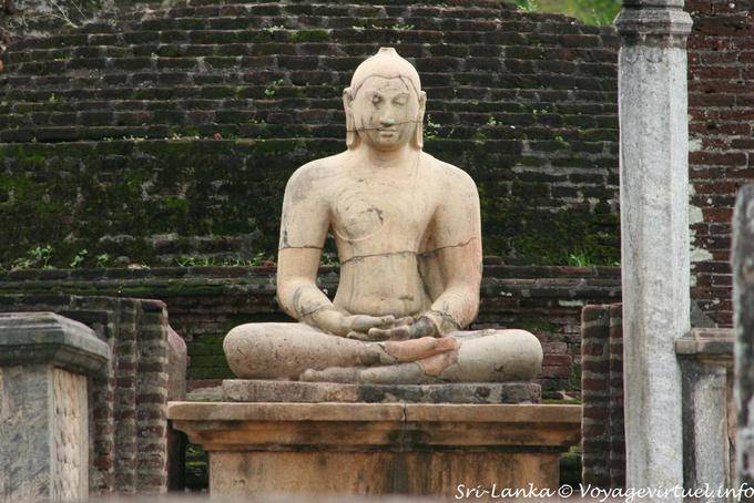 Bouddha en lotus devant le stupa intérieur du Vatadage, Polonnaruwa - Ceylan Sri Lanka