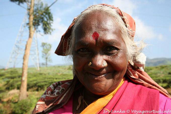 Cinghalaise avec le bindi, point rouge sur le front - Ceylan Sri Lanka
