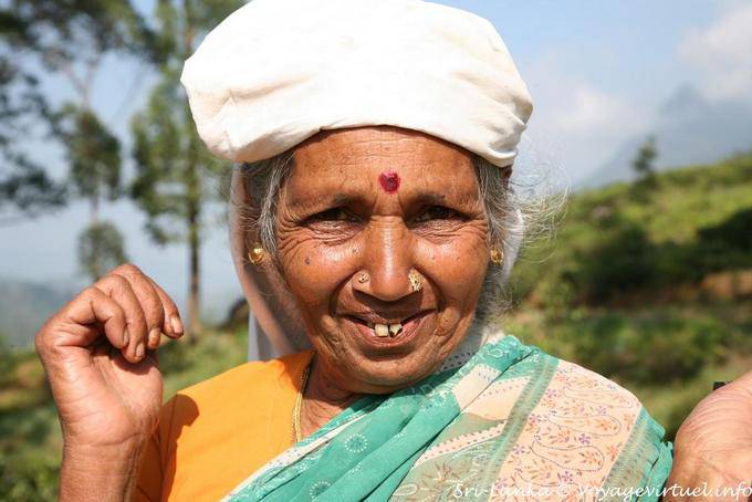 Visage traditionnel avec piercings de nez, bidi et boucles d'oreille - Ceylan Sri Lanka