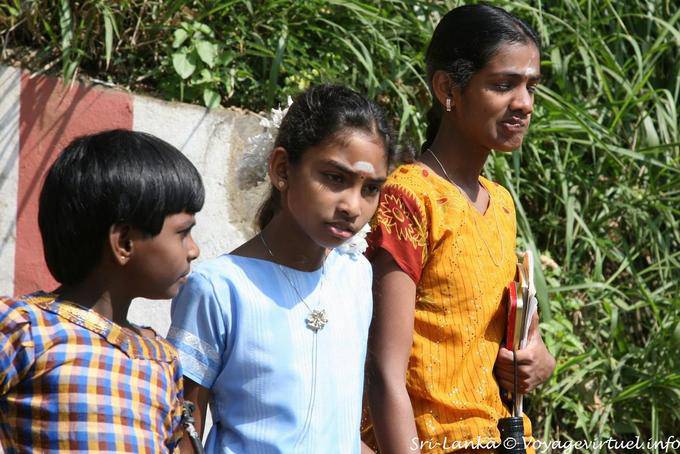 Enfants en retour de l'école vers Kotagala - Ceylan Sri Lanka