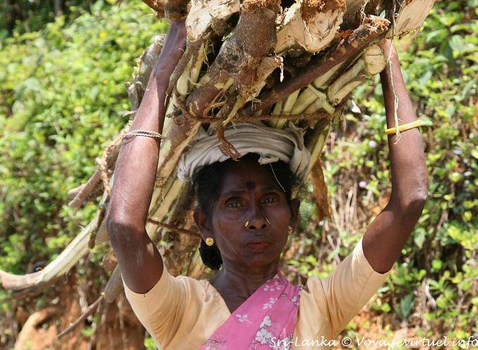 Port sur tête et regard de femme, Kalugala - Ceylan Sri Lanka