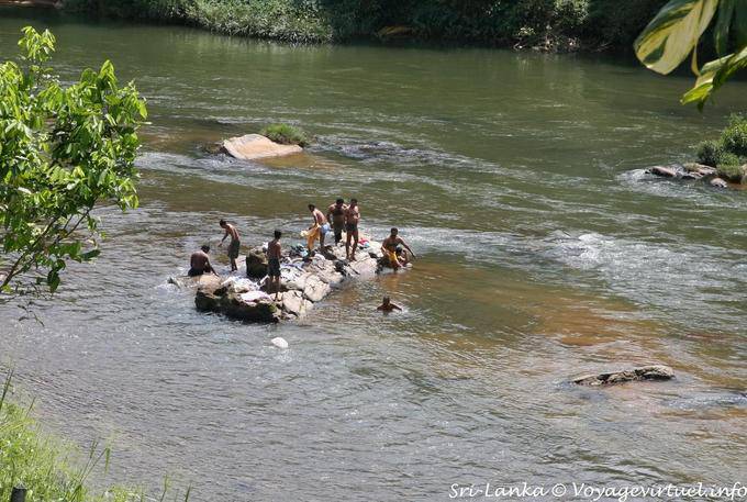 Baignade dans rivière Kelani, Kitulgala, Province du Centre - Ceylan Sri Lanka