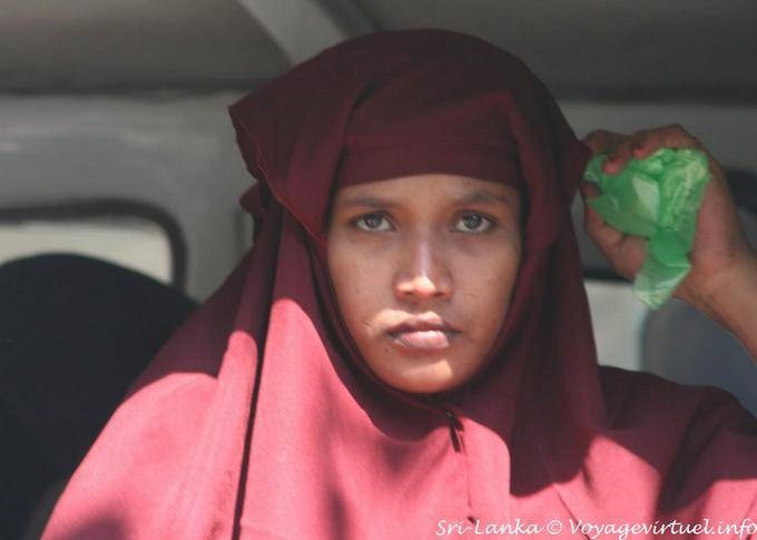 Musulmane dans un bus sur la route de Karawanella - Ceylan Sri Lanka