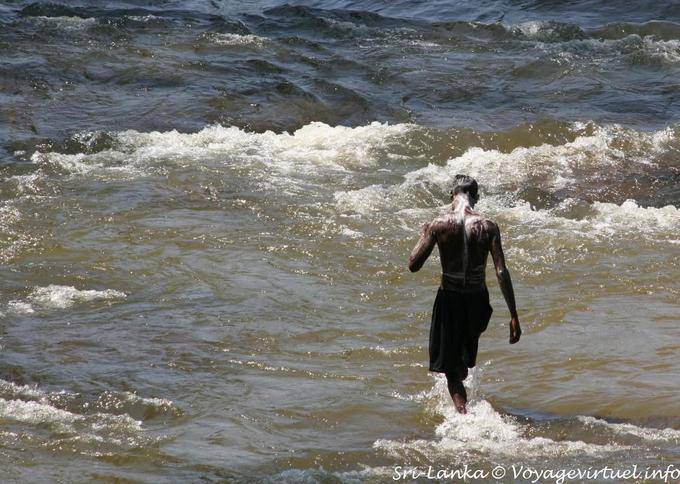 Baignade de rinçage dans la rivière Kelani vers Kitulgala - Ceylan Sri Lanka