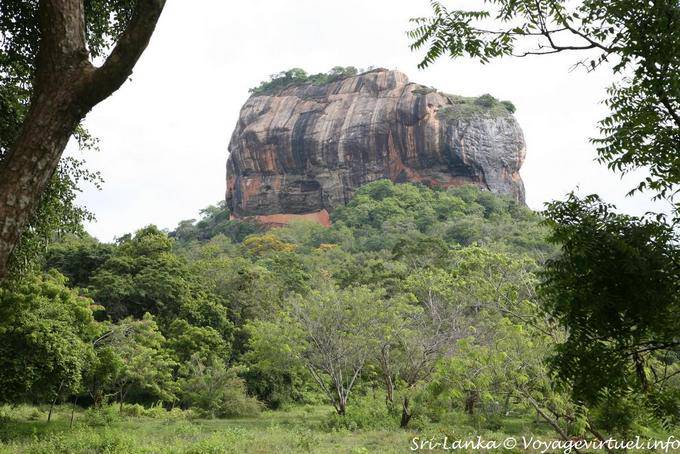 Vue sur le rocher de Sigirîya depuis la Moragasweva Illukwewa road - Ceylan Sri Lanka