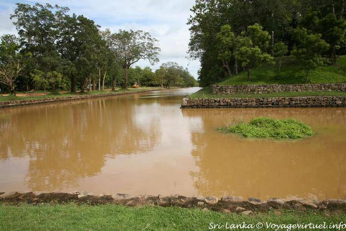 Les fossés protègeant l'accès au jardins de Sigirîya - Ceylan Sri Lanka