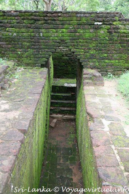 Passage dans la muraille protègeant l'accès aux jardins qui entourent le rocher de Sigirîya - Ceylan Sri Lanka