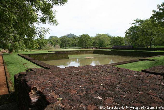 Bassin pavé au milieu des jardins de Sigirîya - Ceylan Sri Lanka