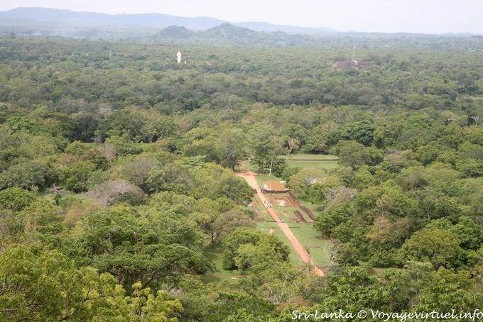 Point de vue sur jardins et environs depuis le haut du rocher de Sigirîya - Ceylan Sri Lanka