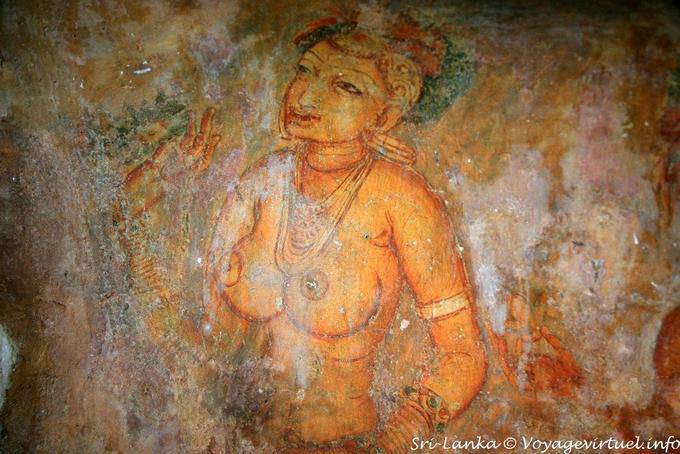 Zoom sur une femme, poitrine nue et main levée, Sigirîya, Fresque des Demoiselles - Ceylan Sri Lanka
