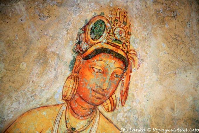 Gros-plan sur la tête ornée d'une tiare avec diadème, fresque de Sigirîya - Ceylan Sri Lanka