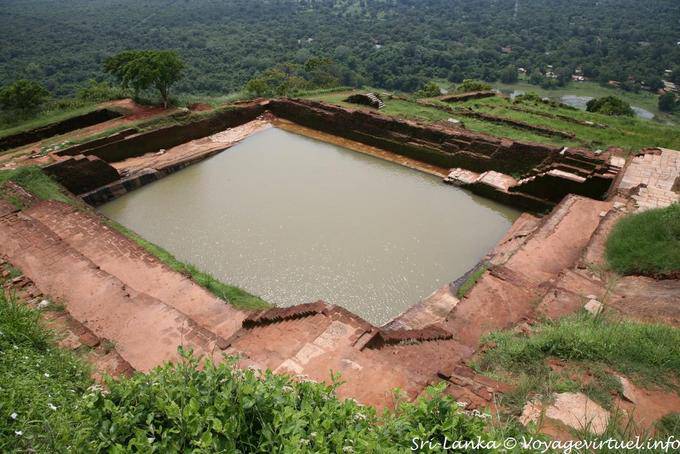 La piscine du roi Kassapa en haut du rocher, Sigirîya - Ceylan Sri Lanka