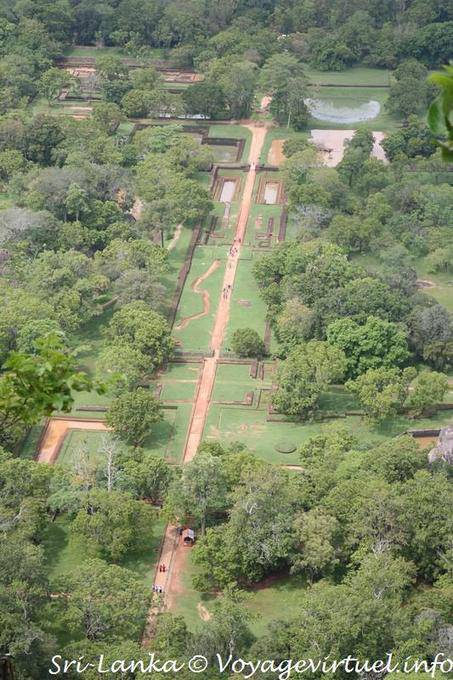 Les jardins de Sigirîya vus du sommet du rocher du roi lion - Ceylan Sri Lanka