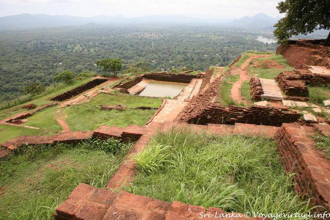 Vue sur les ruines des antiques constructions et la piscine, Sigirîya - Ceylan Sri Lanka