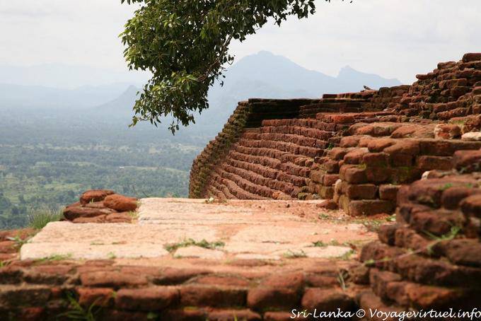 Restes des remparts du palais en brique rouge, Sigirîya - Ceylan Sri Lanka