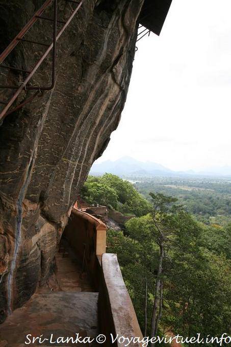 Passage étroit entre la galerie rupestre et le mur-miroir, Sigirîya - Ceylan Sri Lanka