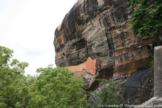Vue sur le mur miroir le long de la falaise, Sigirîya - Ceylan Sri Lanka