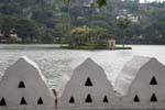 L'îlot du lac Kandy, Ceylan Sri Lanka.