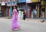 Femme en sari et talons hauts dans une rue de Kandy, Ceylan Sri Lanka.