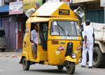 Triporteur ou tuktuk jaune sur base vespa, Kandy, Ceylan Sri Lanka.