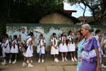 Jeunes filles en uniforme à la sortie de l'école, Kandy, Ceylan Sri Lanka.