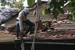 Couvreur srilankais au travail sur un toit, Kandy, Ceylan Sri Lanka.