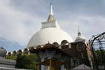 Stupa ou dagoba blanc, Kandy, Ceylan Sri Lanka.
