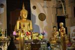 Autre vue sur l'autel et le bouddha dans Nouveau Temple, Dalada Maligawa, Kandy, Ceylan Sri Lanka.