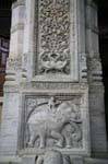 Motifs sculptés sur un pilier du temple de la relique sacrée de la dent, Kandy, Ceylan Sri Lanka.