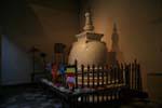 Petit stupa ou dagoba à l'intérieur du Temple of the Sacred Tooth Relic, Kandy, Ceylan Sri Lanka.