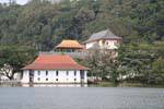 Vue depuis le lac sur le Queen's Bathing Pavillion et en arrière-plan, le Golden Canopy et le New Dalada Temple, Kandy, Ceylan Sri Lanka.