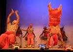 Acrobaties des danseurs sur la scène, Kandy, Ceylan Sri Lanka.