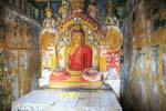 Statue de Bouddha assis dans un temple autour de la dageba, Viharaya Gadaladeniya, Kandy, Ceylan Sri Lanka.