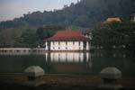 Pavillon des bains de la Reine au bord du lac de Kandy, Ceylan Sri Lanka.